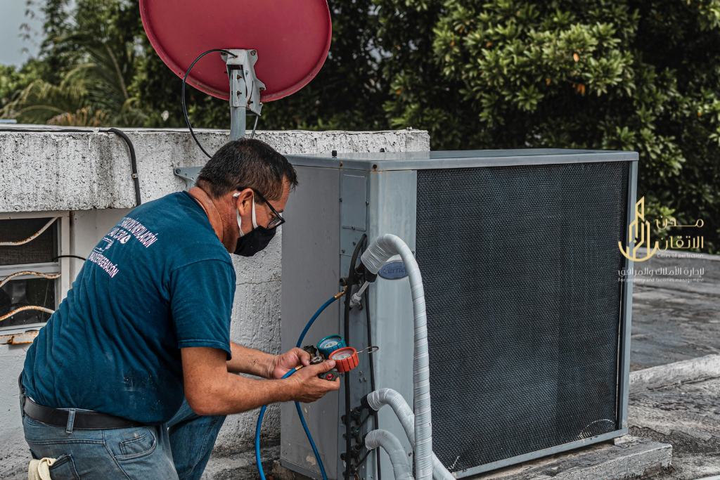 صيانة وتنظيف المكيفات